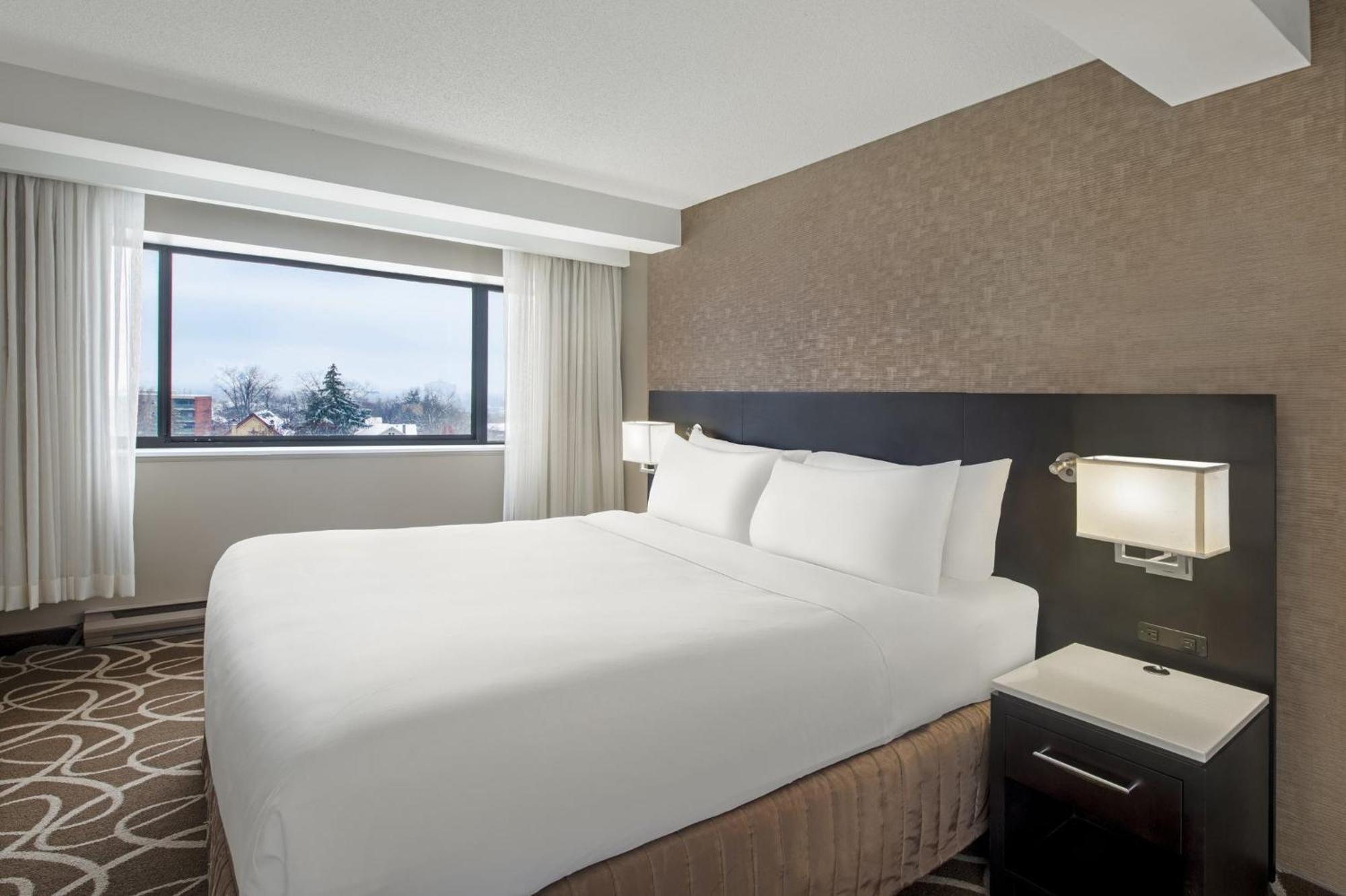 Crowne Plaza Kitchener-Waterloo, An Ihg Hotel Bagian luar foto